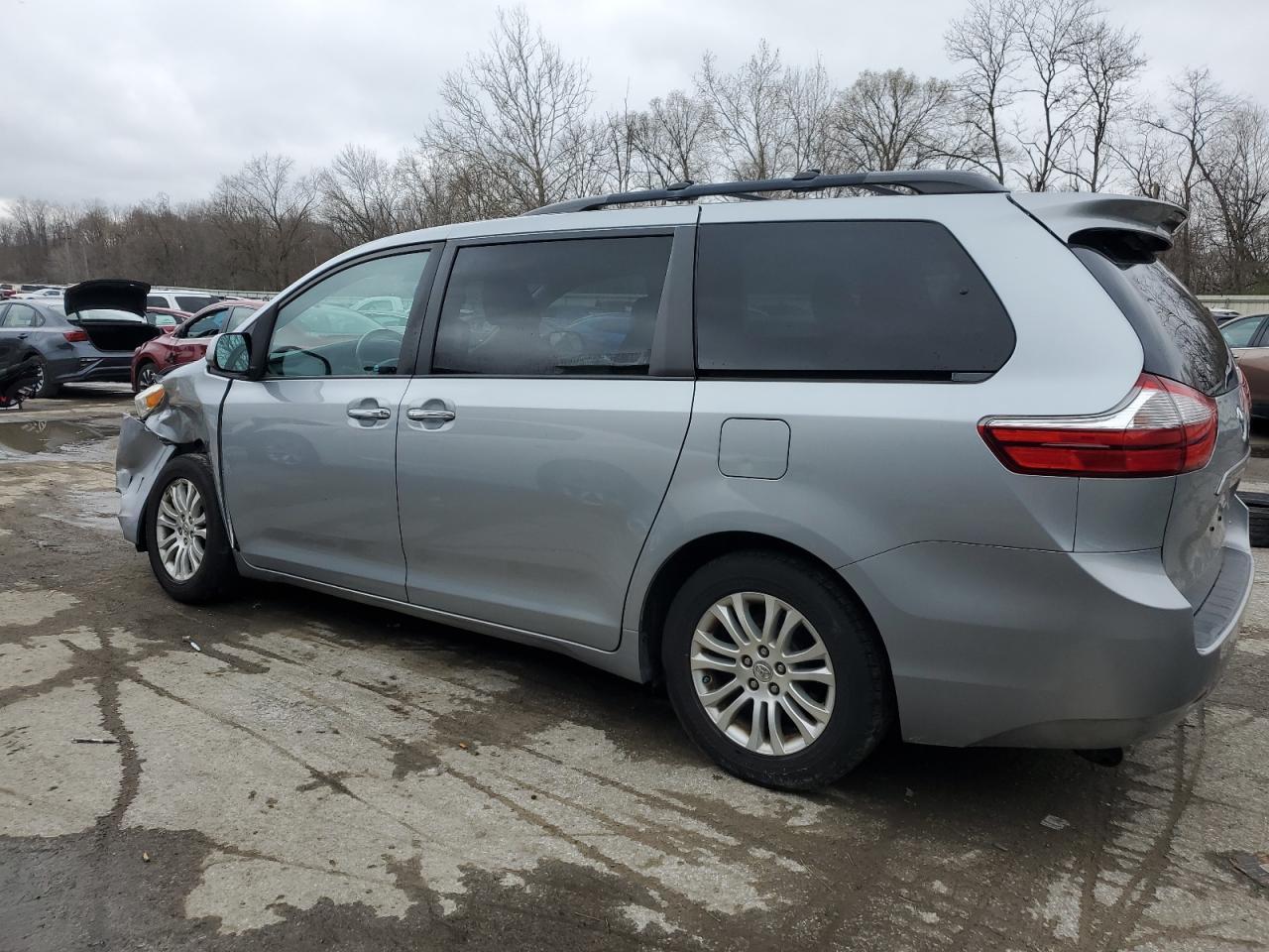 2015 TOYOTA SIENNA XLE - Фото 2