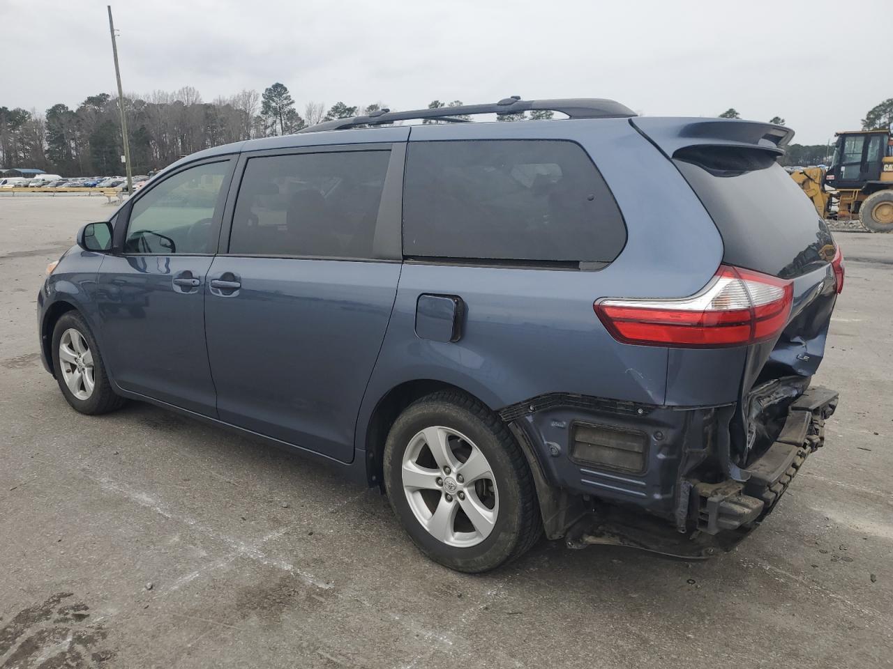 2015 TOYOTA SIENNA LE - Image 2