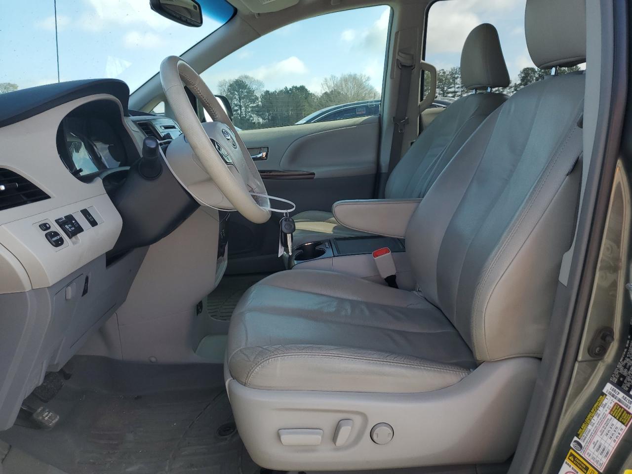 2013 TOYOTA SIENNA XLE - Фото 7