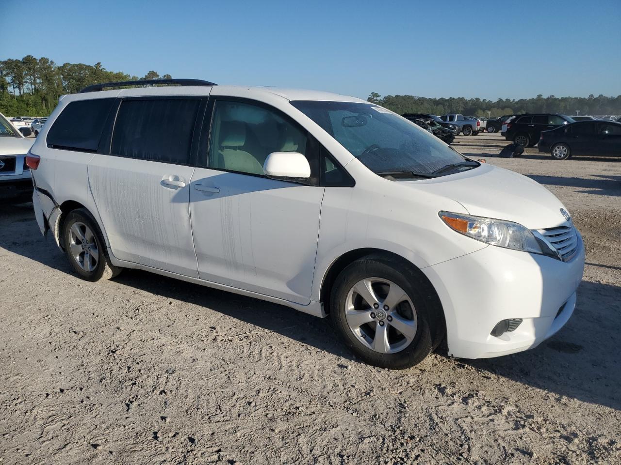 2015 TOYOTA SIENNA LE - Фото 4