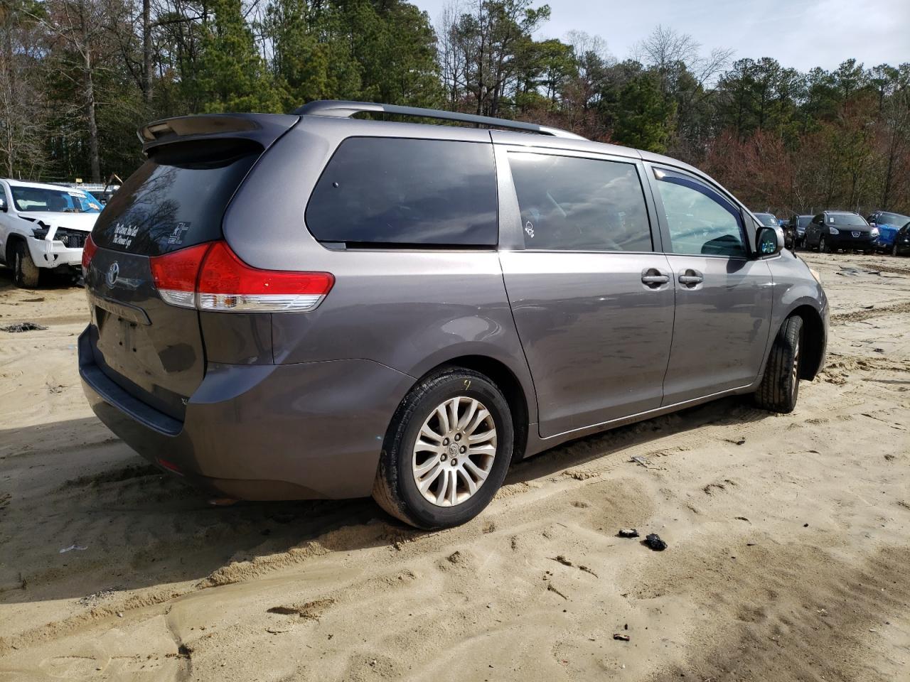 2011 TOYOTA SIENNA XLE - Фото 3