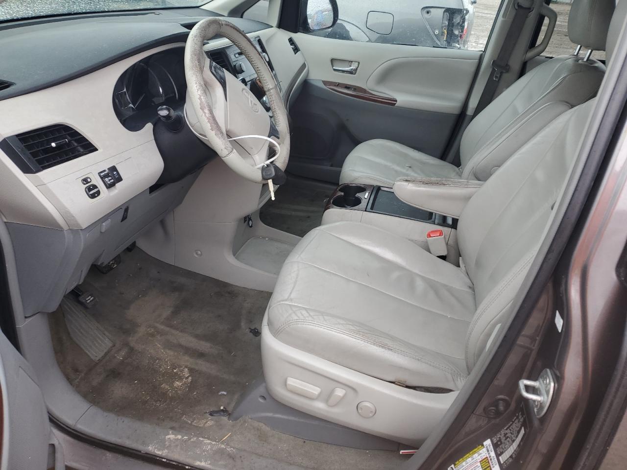 2011 TOYOTA SIENNA XLE - Image 7