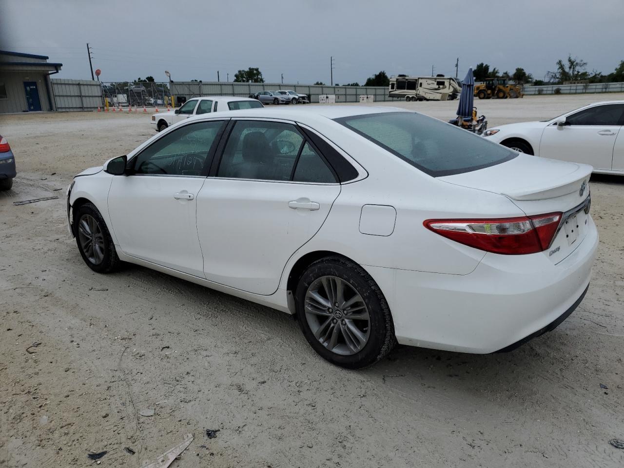 2017 TOYOTA CAMRY LE - Фото 2