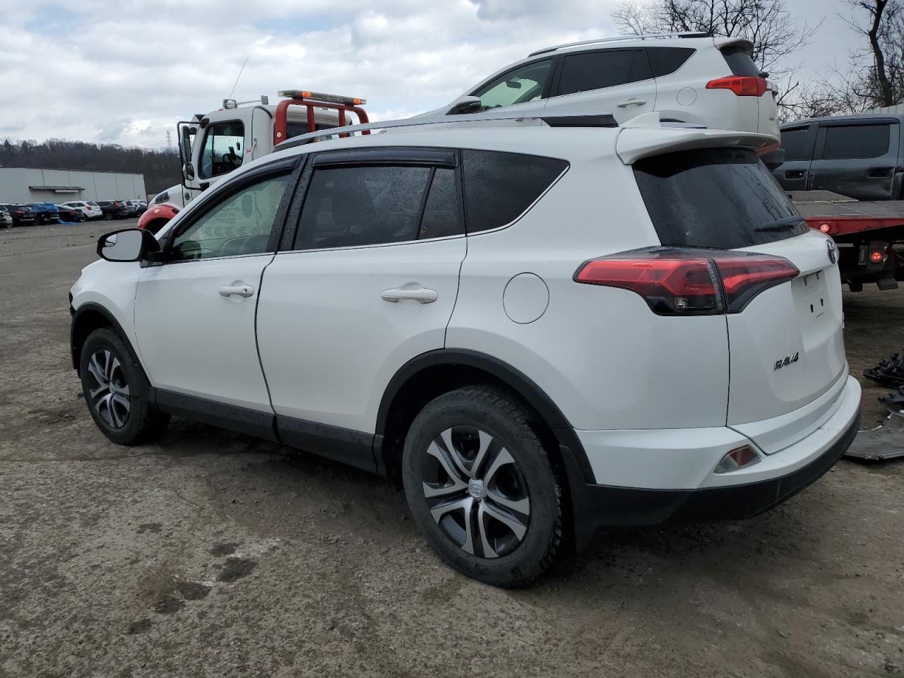 2017 TOYOTA RAV4 LE - Фото 2
