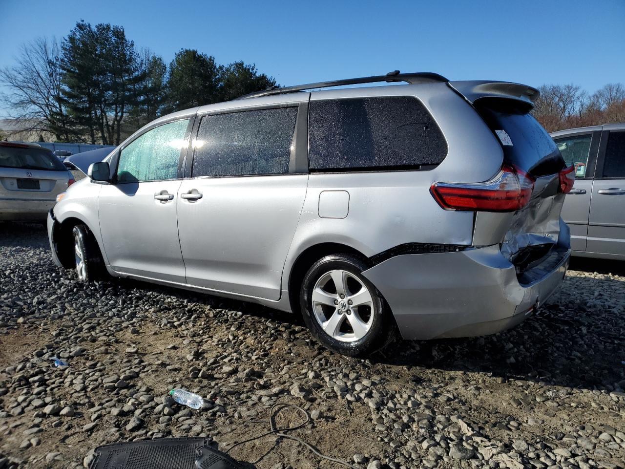 2015 TOYOTA SIENNA LE - Image 2