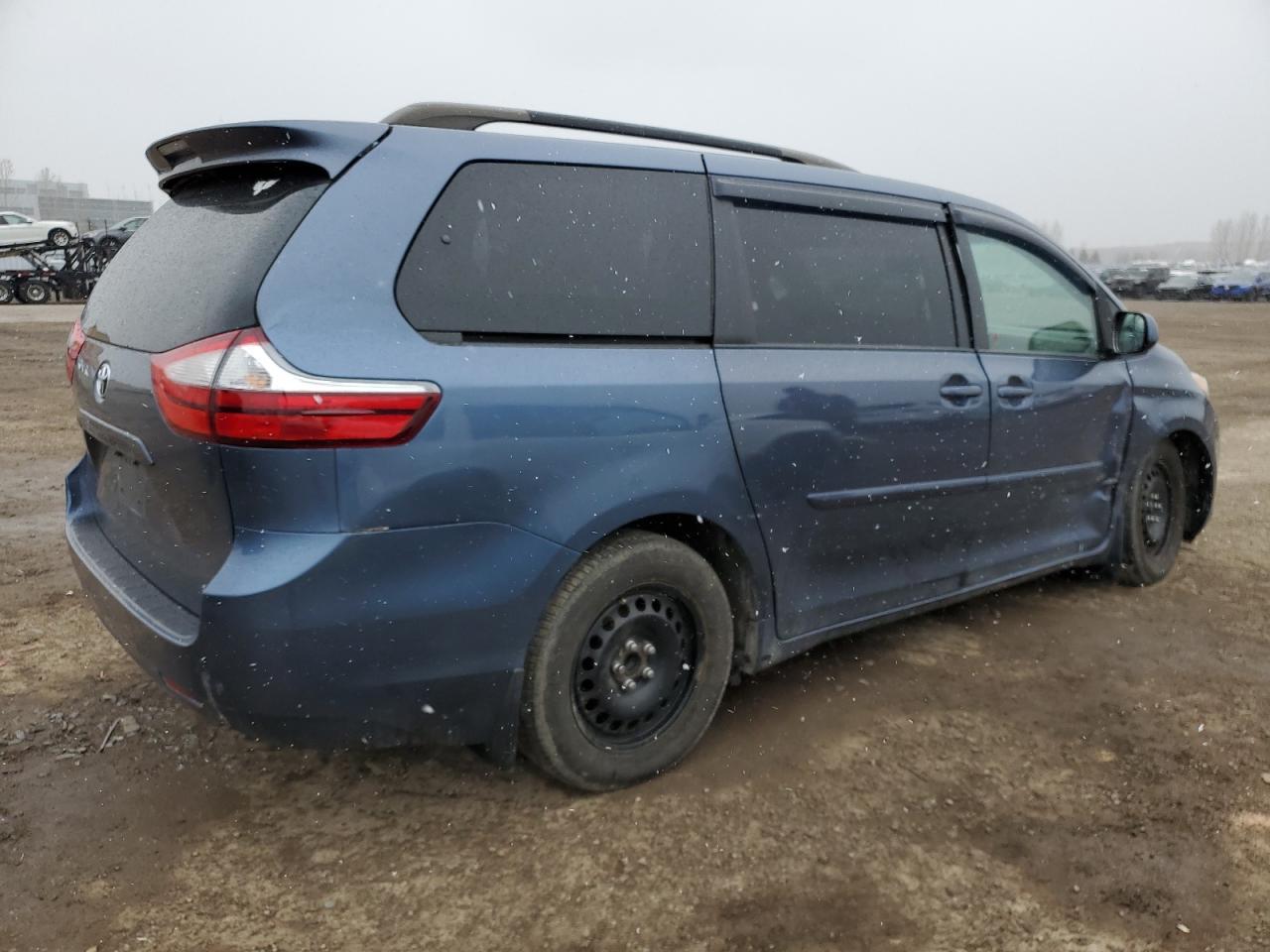 2015 TOYOTA SIENNA LE - Фото 3