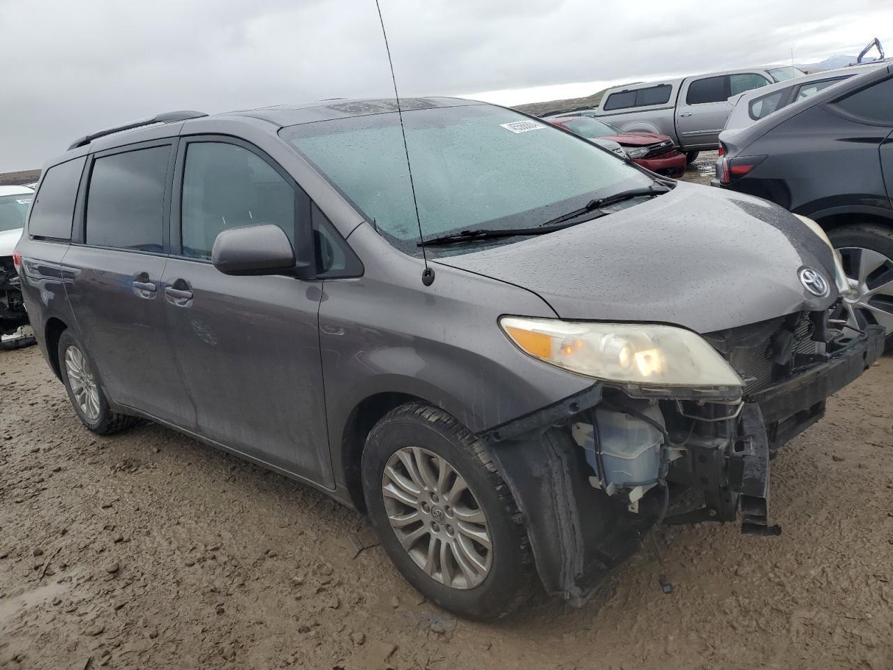 2011 TOYOTA SIENNA XLE - Image 4