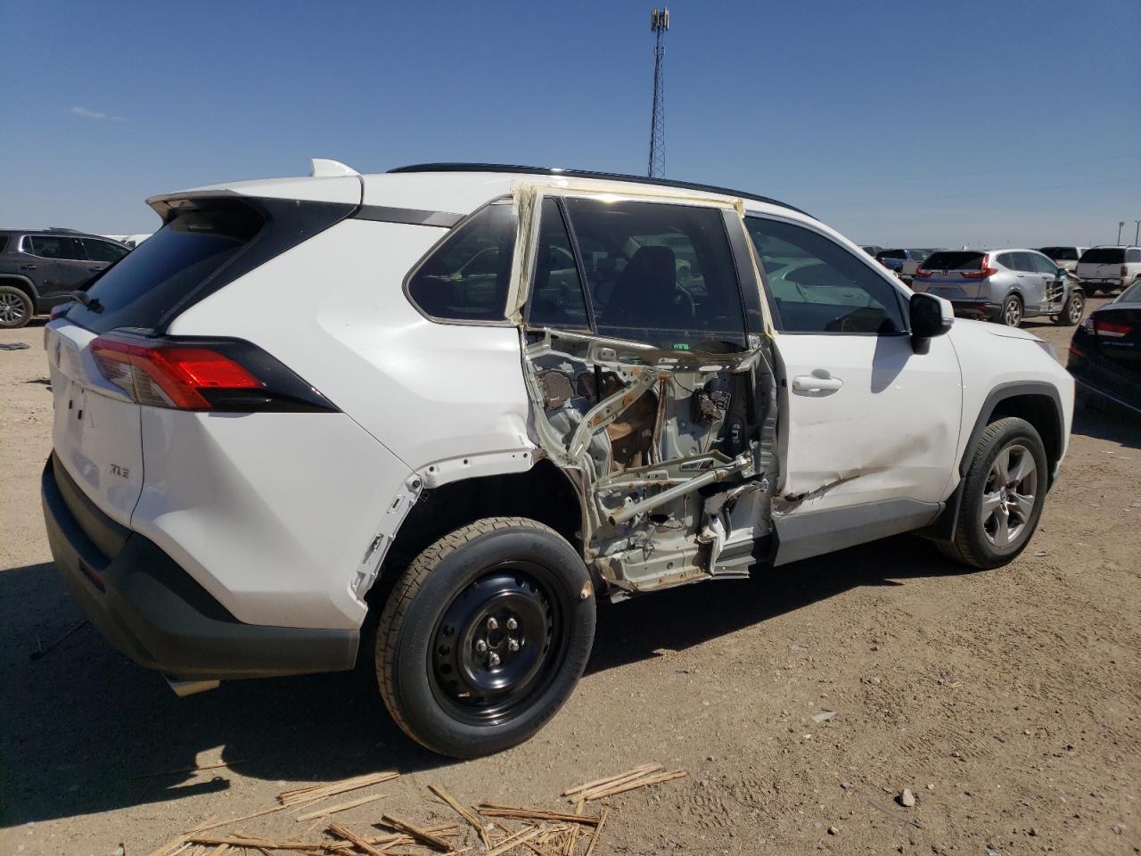 2022 TOYOTA RAV4 XLE - Фото 3