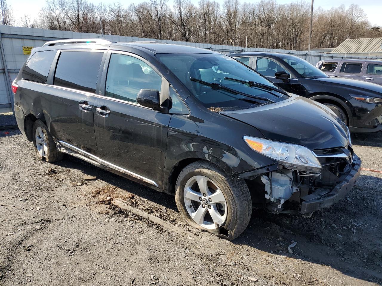 2019 TOYOTA SIENNA LE - Фото 4