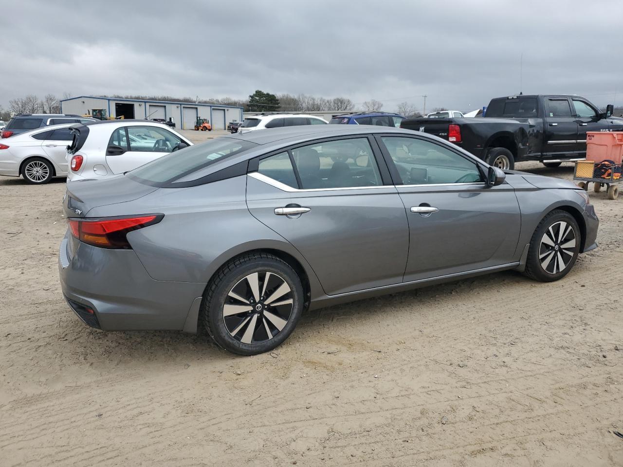 2022 NISSAN ALTIMA SV - Image 3