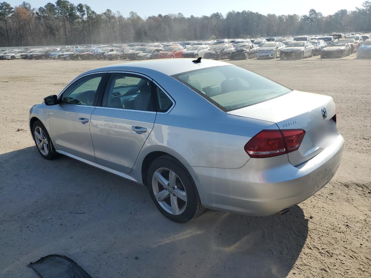 2013 VOLKSWAGEN PASSAT SE - Image 2
