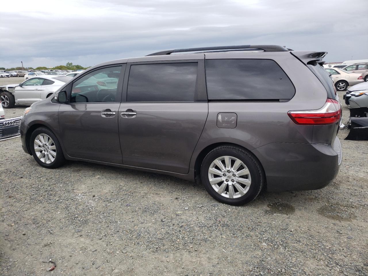 2015 TOYOTA SIENNA XLE - Фото 2