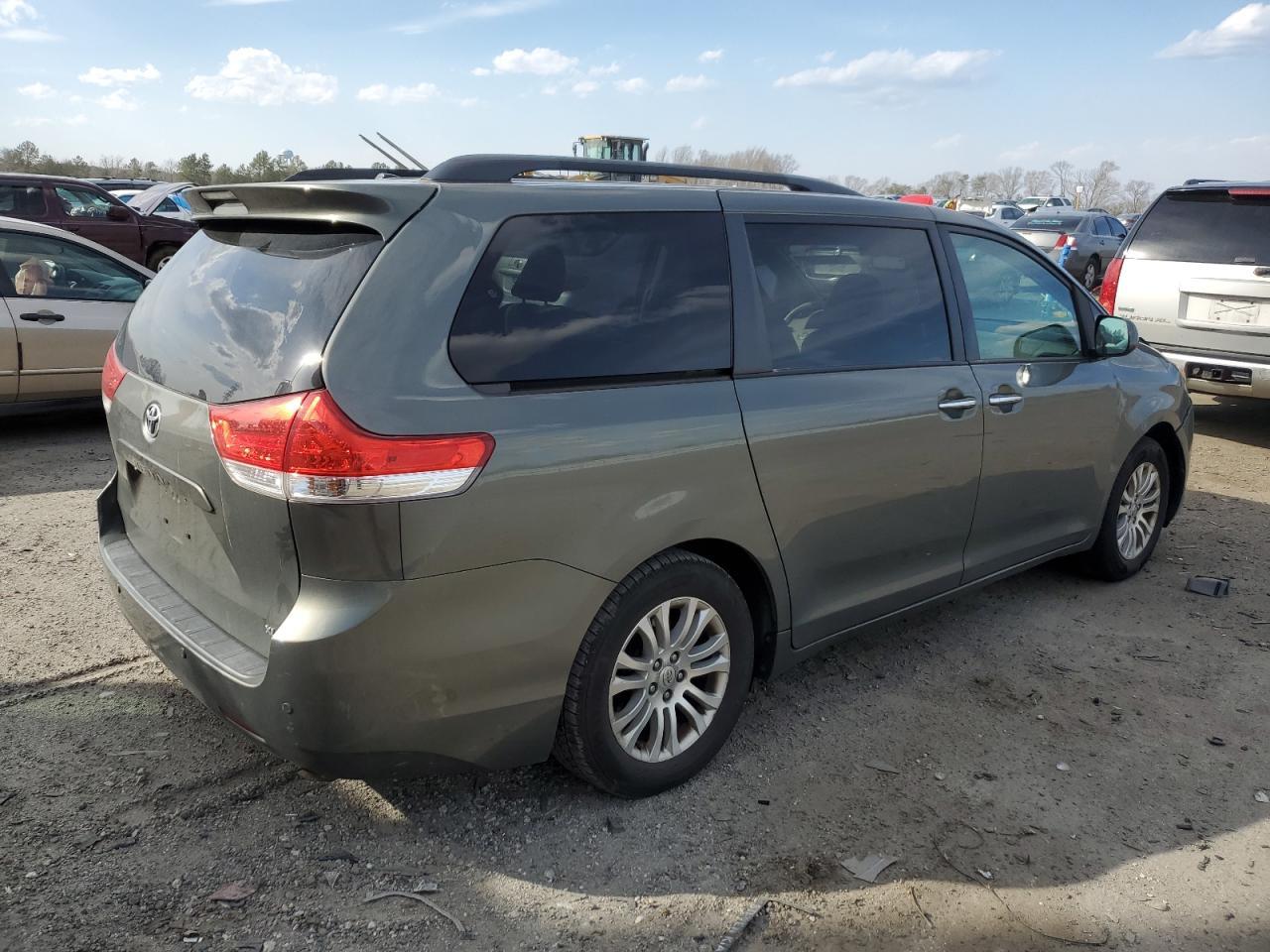 2011 TOYOTA SIENNA XLE - Фото 3