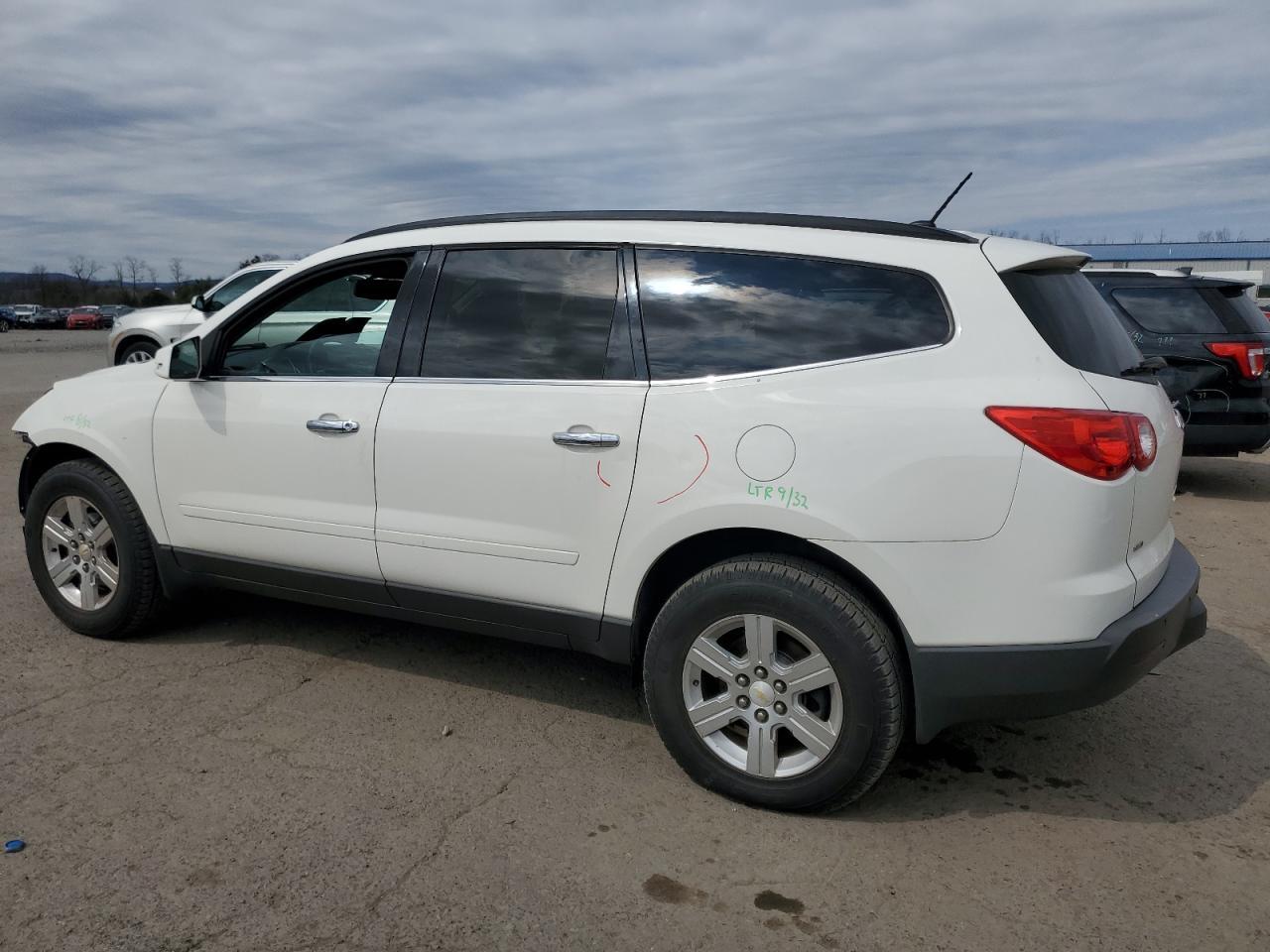 2011 CHEVROLET TRAVERSE L - Image 2