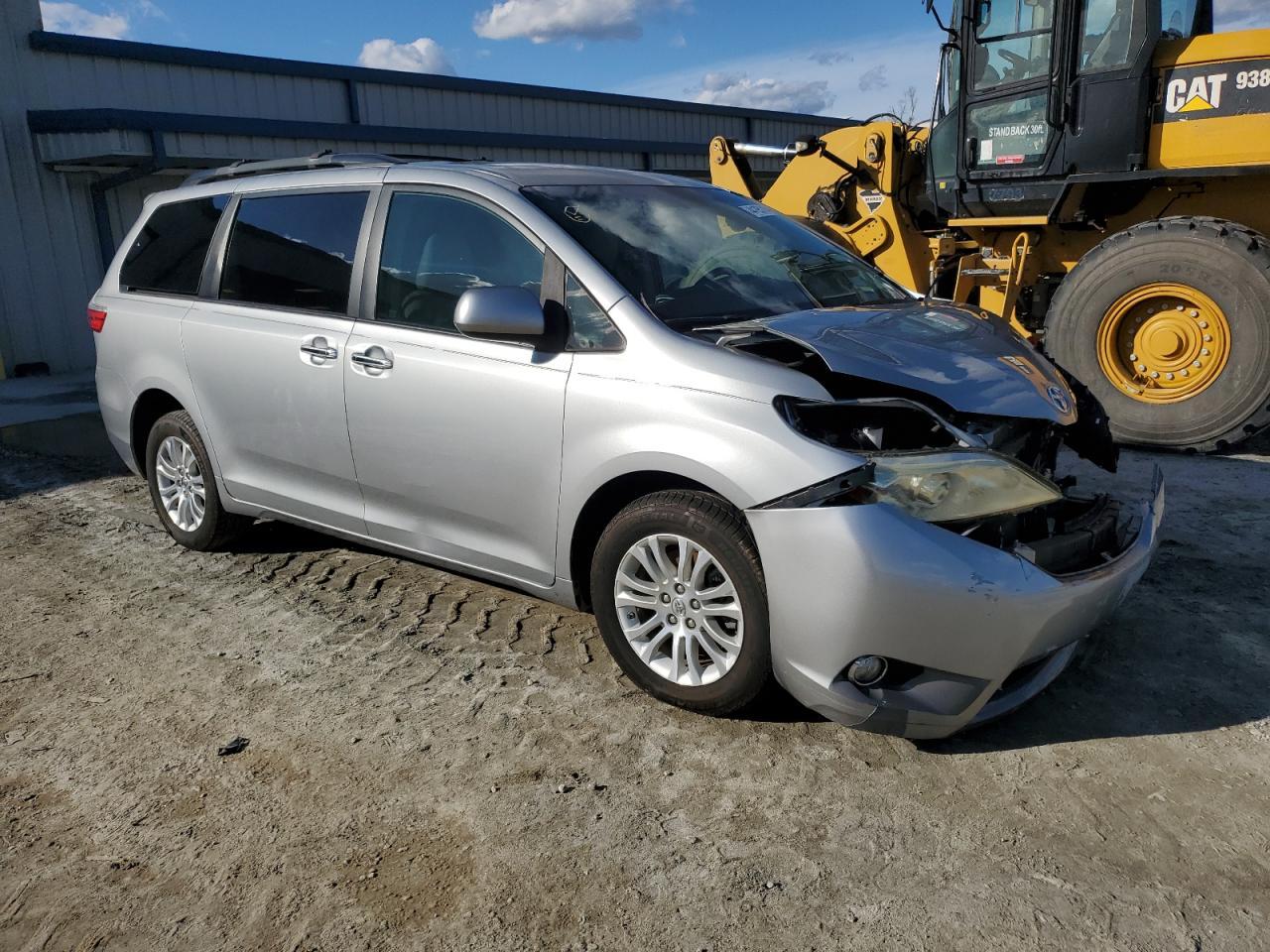 2015 TOYOTA SIENNA XLE - Фото 4