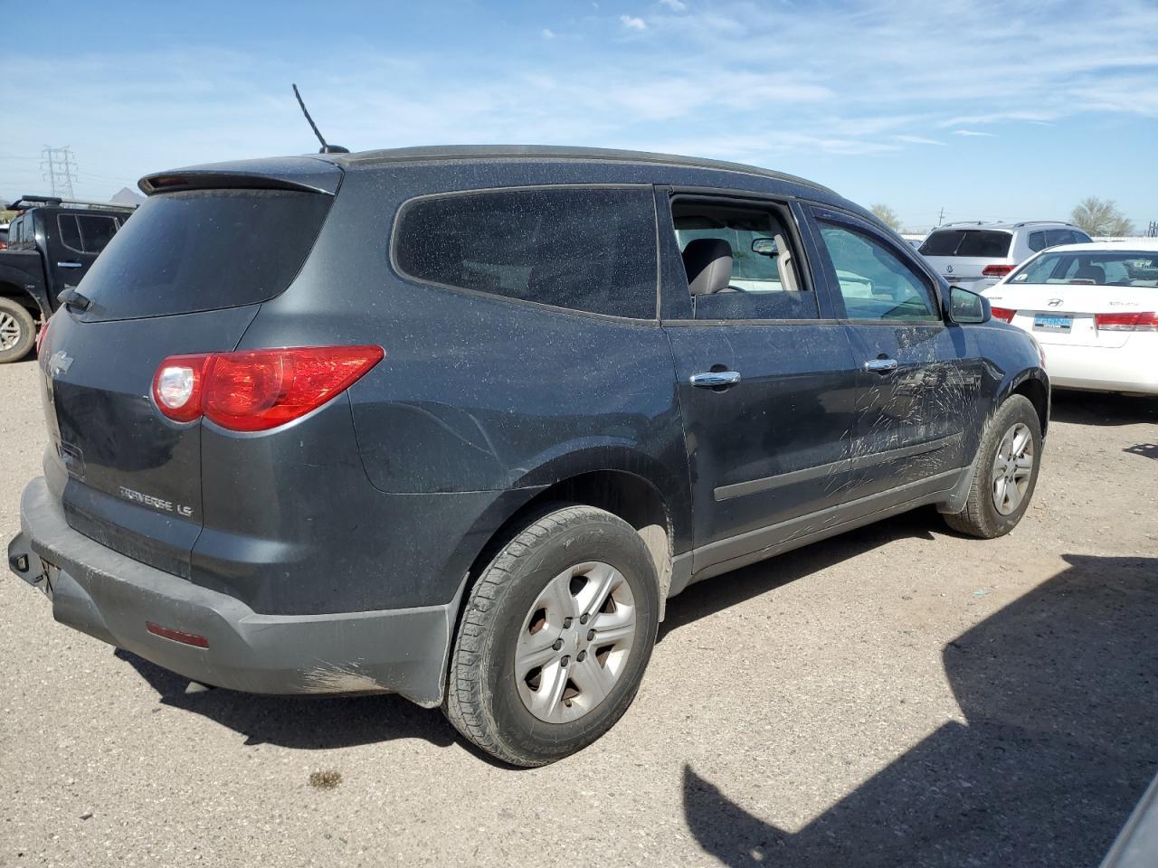 2011 CHEVROLET TRAVERSE L - Image 3