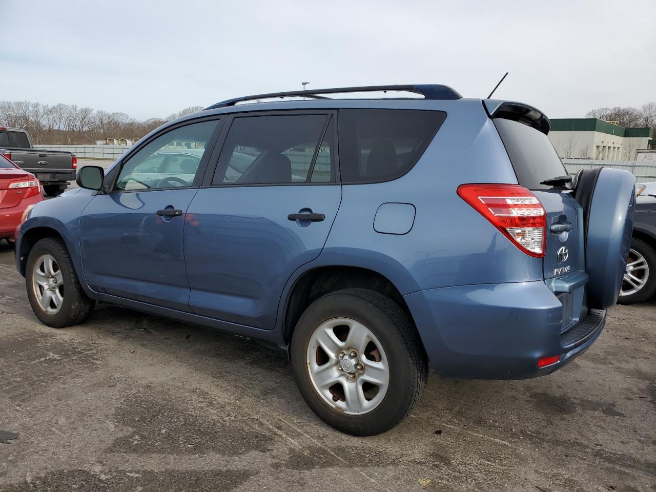 2011 TOYOTA RAV4 - Фото 2
