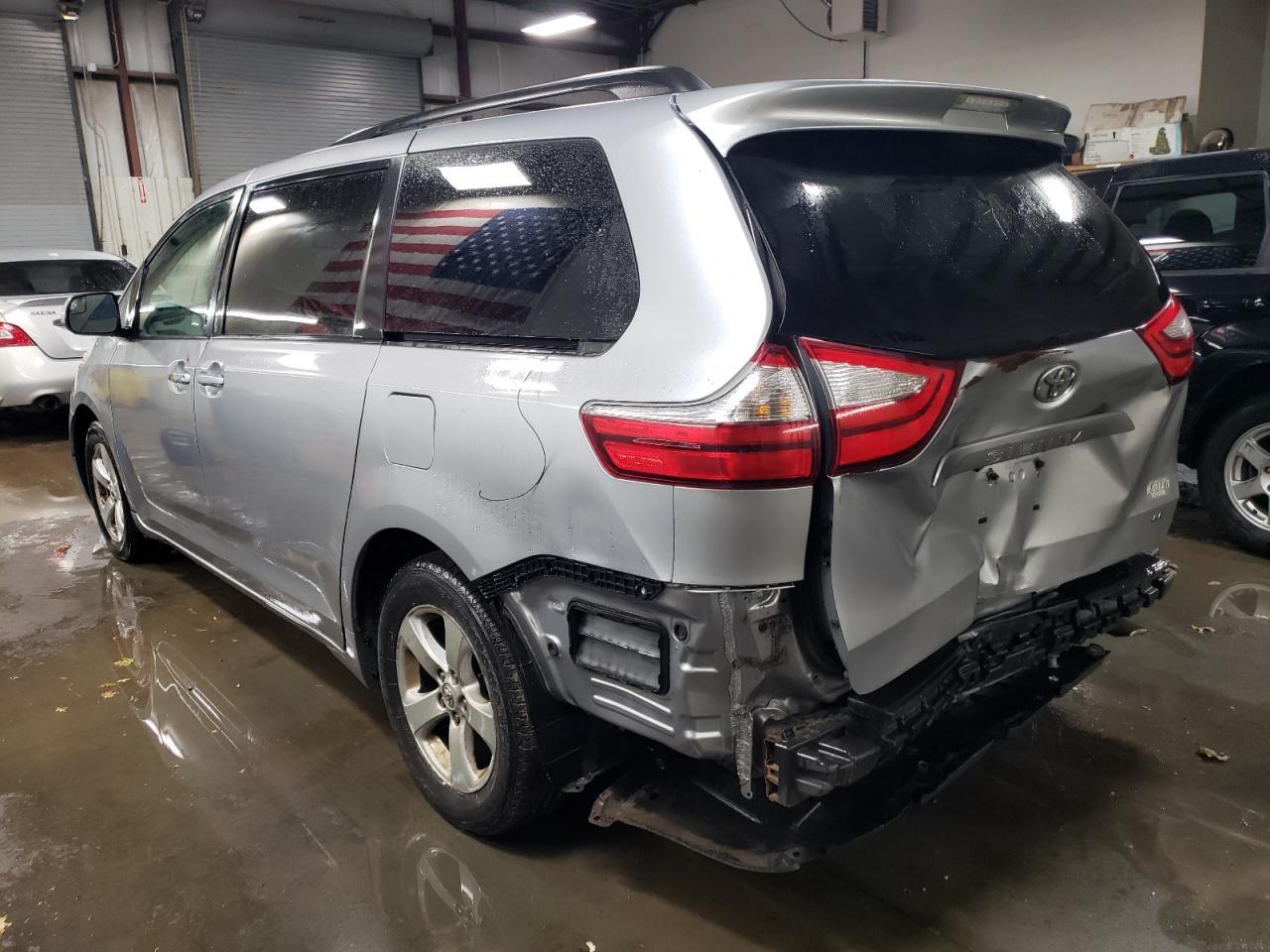 2015 TOYOTA SIENNA LE - Image 2