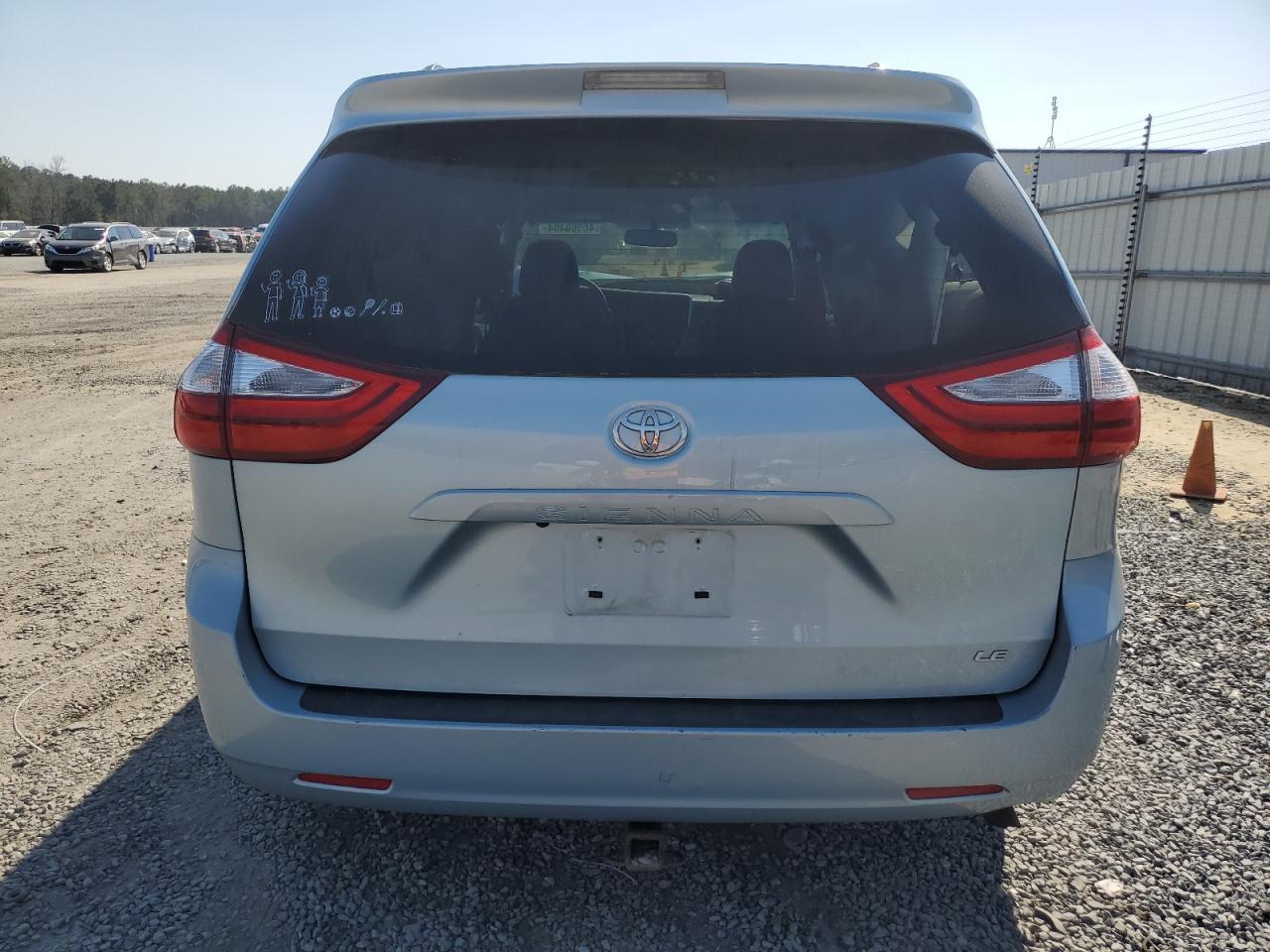 2015 TOYOTA SIENNA LE - Фото 6