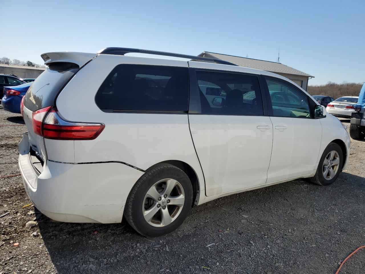 2015 TOYOTA SIENNA LE - Фото 3