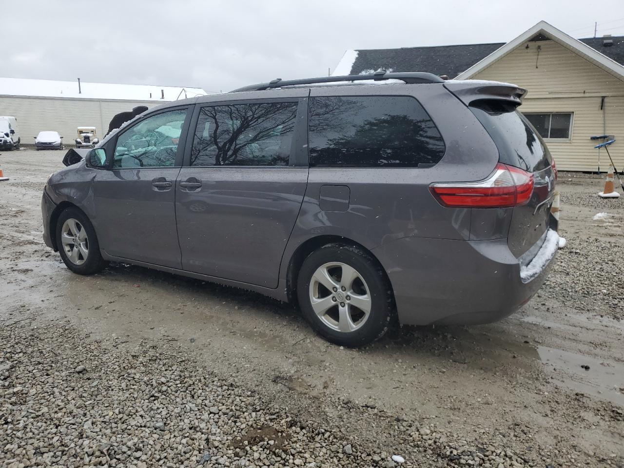 2015 TOYOTA SIENNA LE - Фото 2
