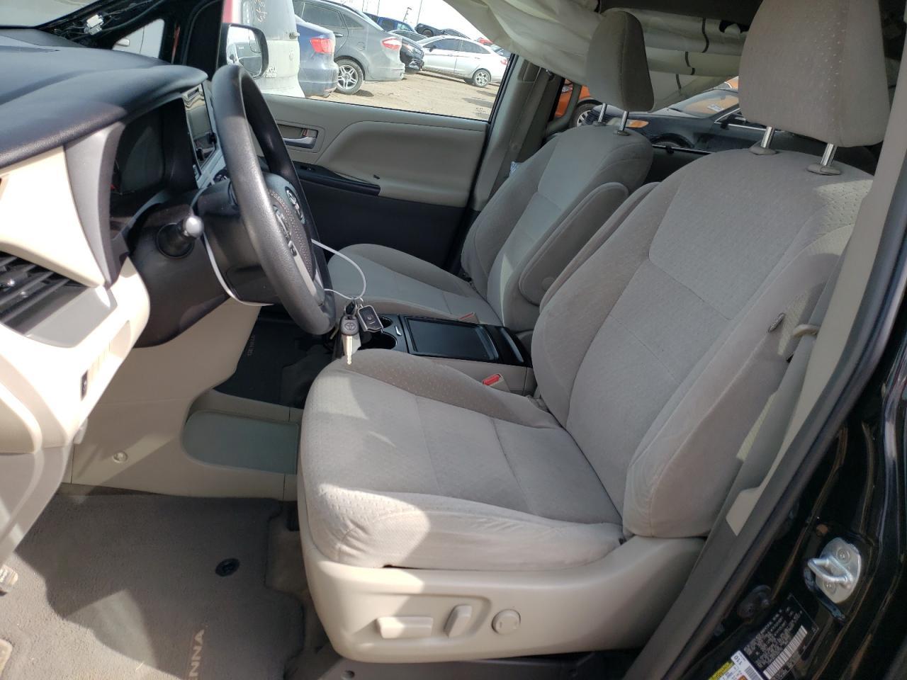 2015 TOYOTA SIENNA LE - Фото 7