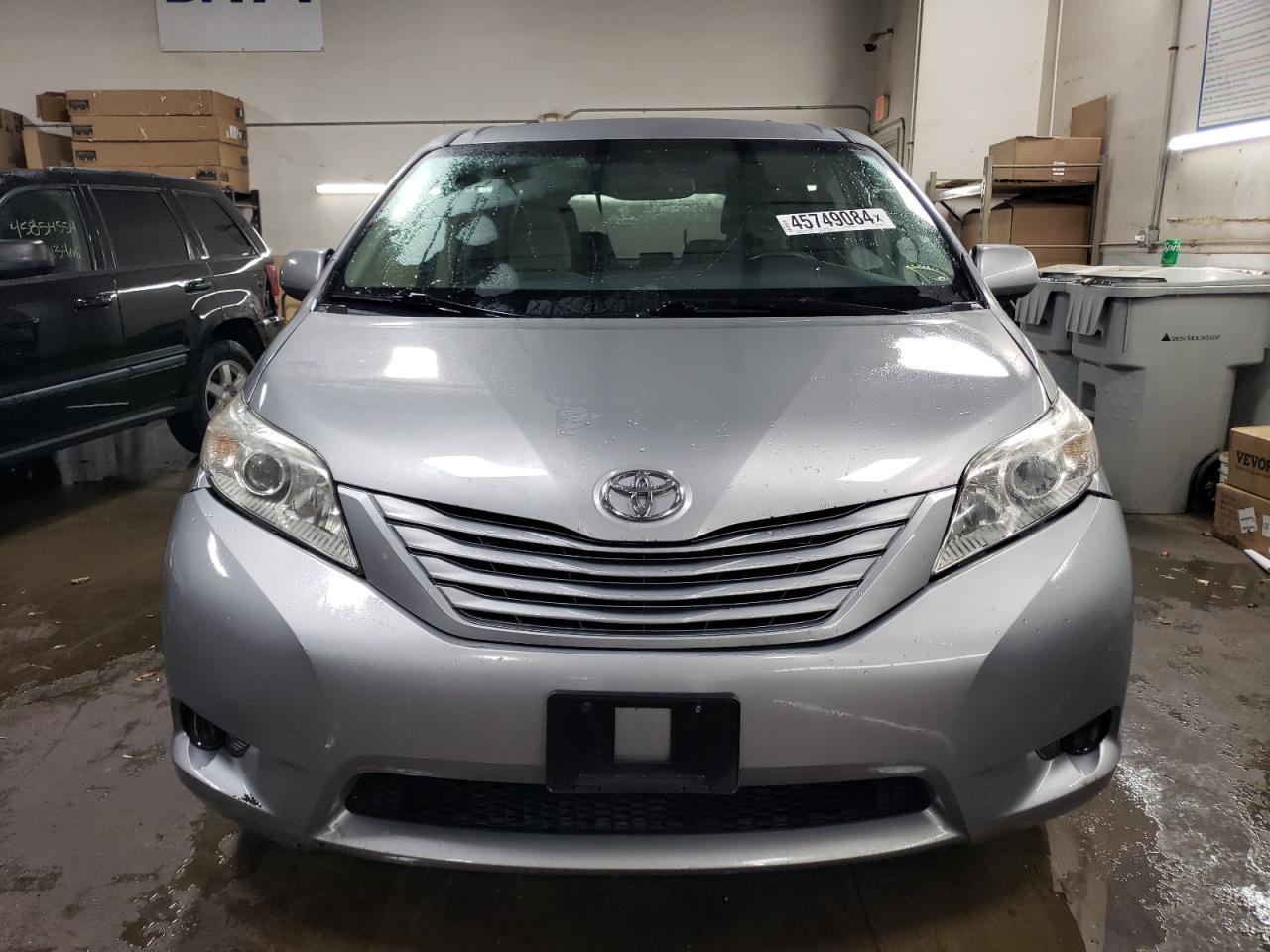2015 TOYOTA SIENNA LE - Image 5