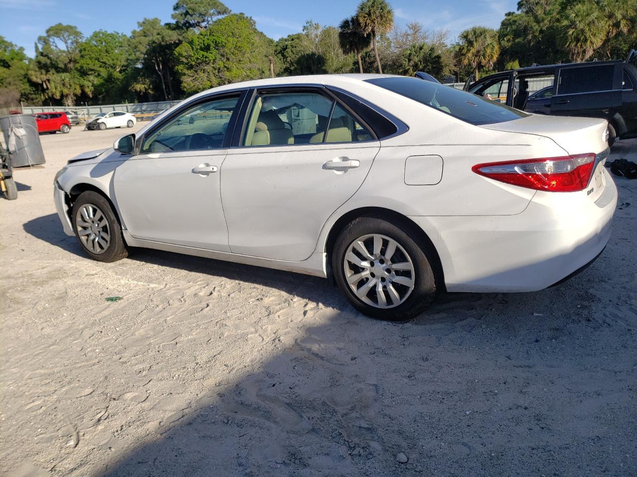 2016 TOYOTA CAMRY LE - Фото 2
