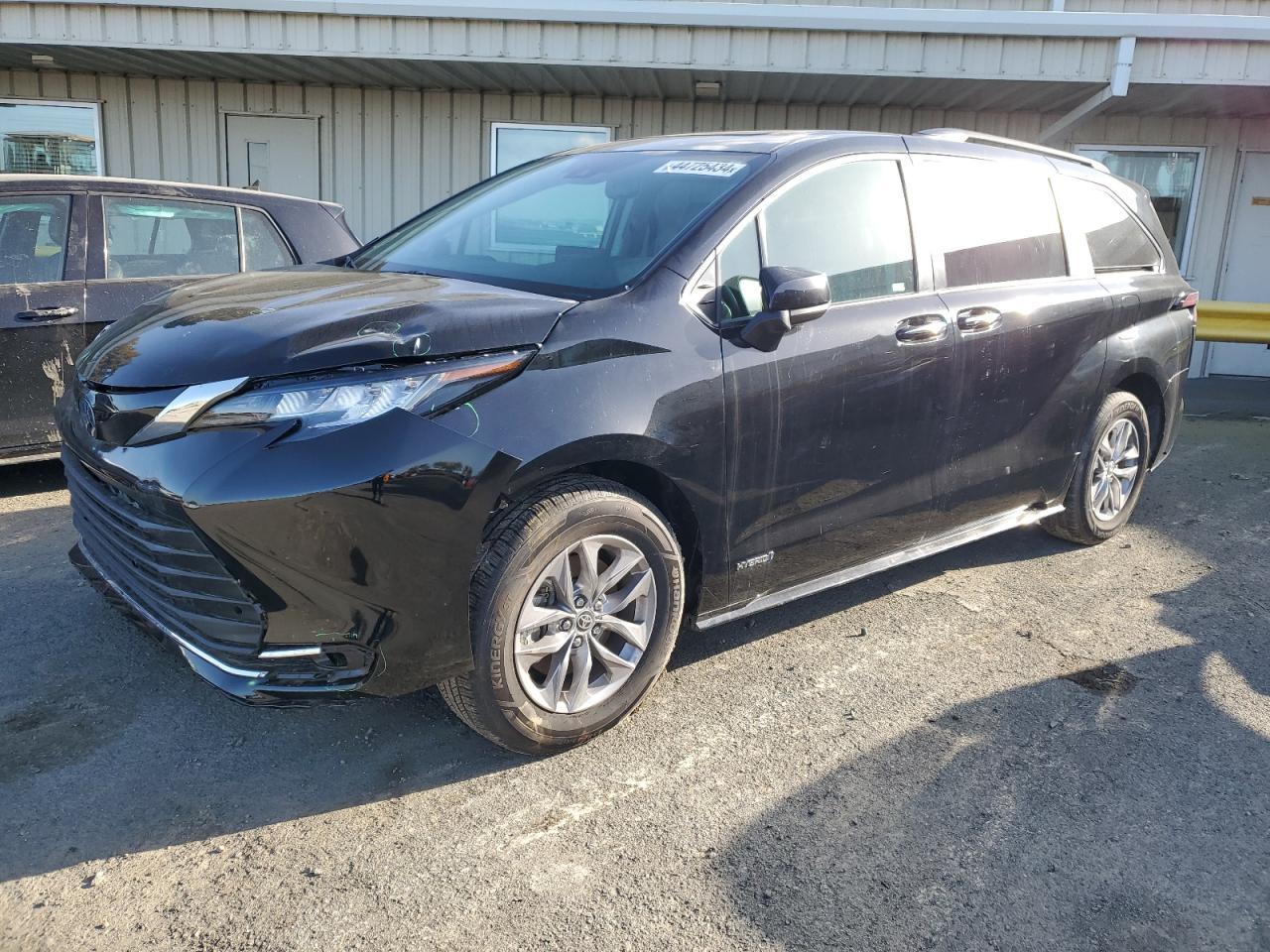 2021 TOYOTA SIENNA XLE car image