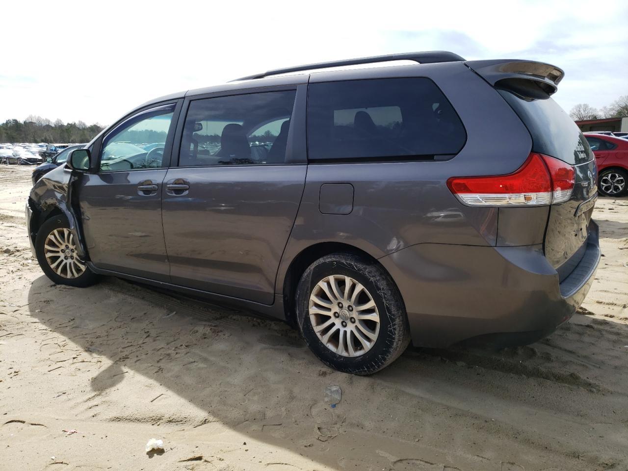 2011 TOYOTA SIENNA XLE - Фото 2