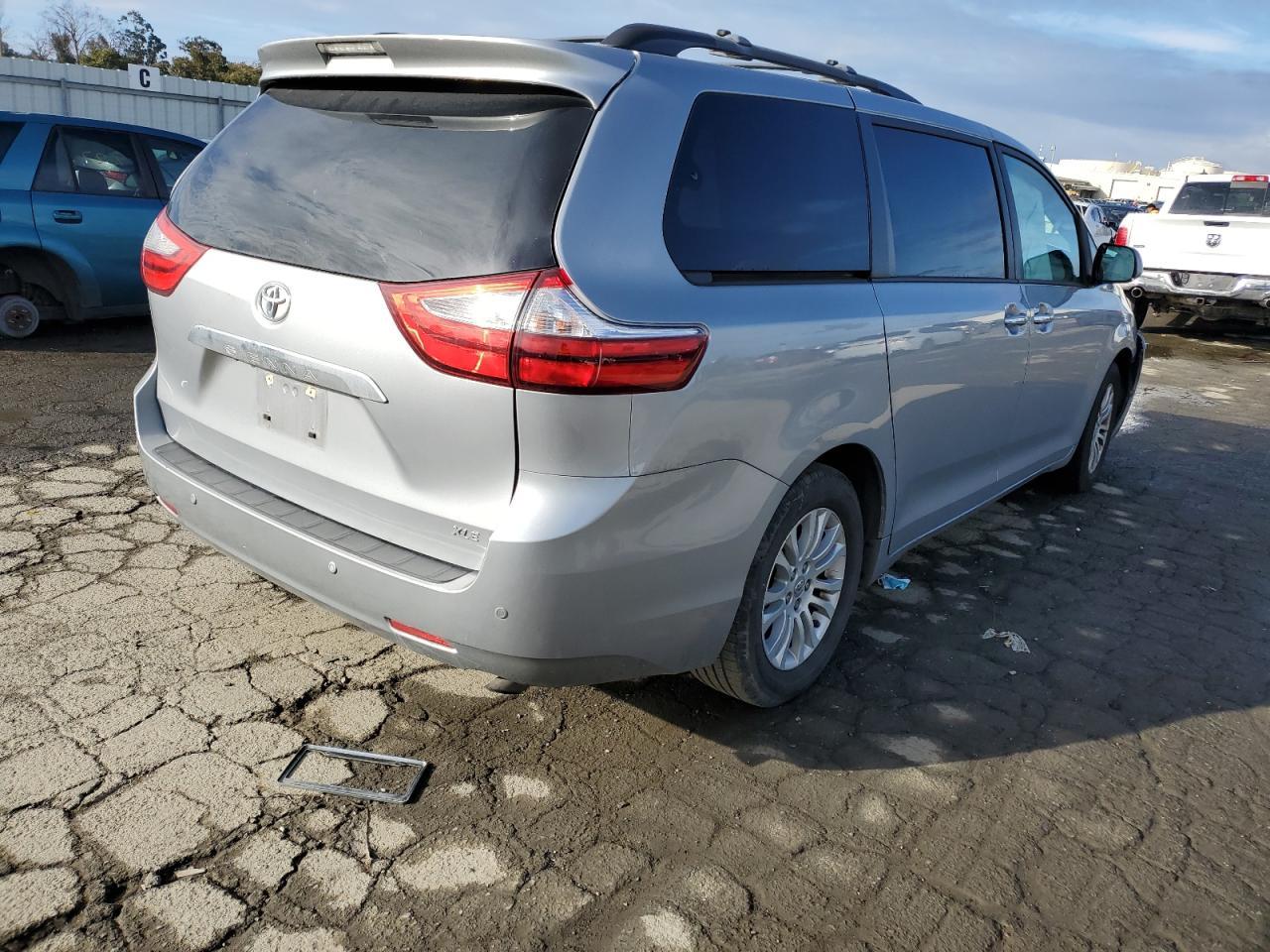 2015 TOYOTA SIENNA XLE - Фото 3