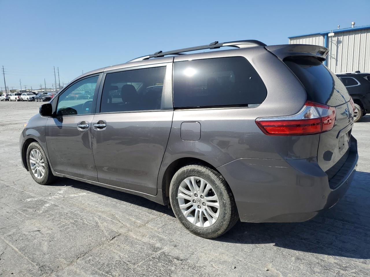 2015 TOYOTA SIENNA XLE - Фото 2