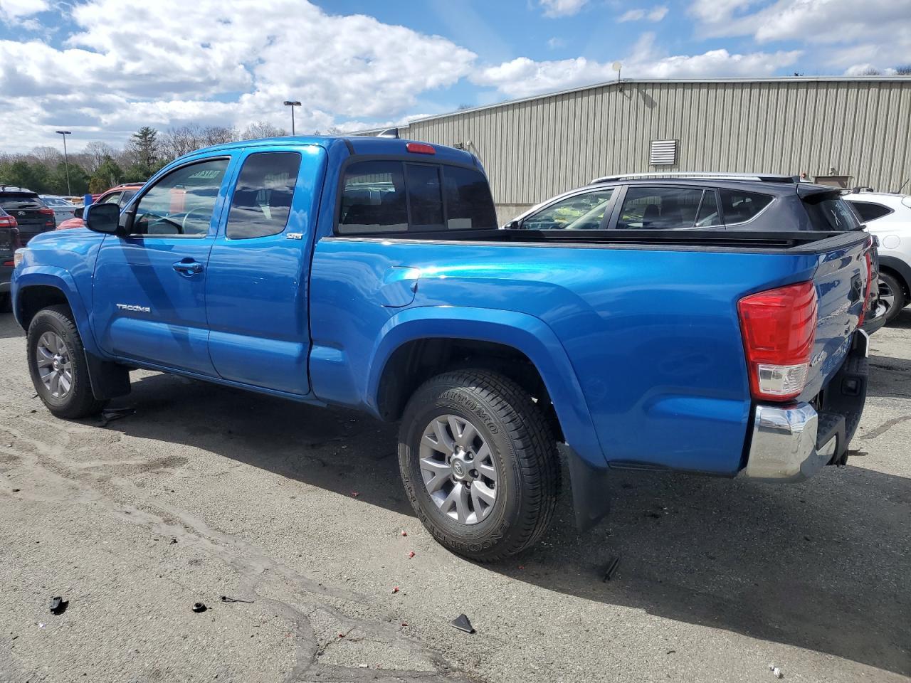 2017 TOYOTA TACOMA - Фото 2