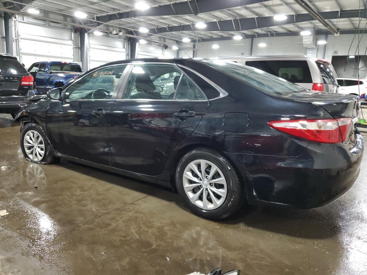 2017 TOYOTA CAMRY LE - Фото 2