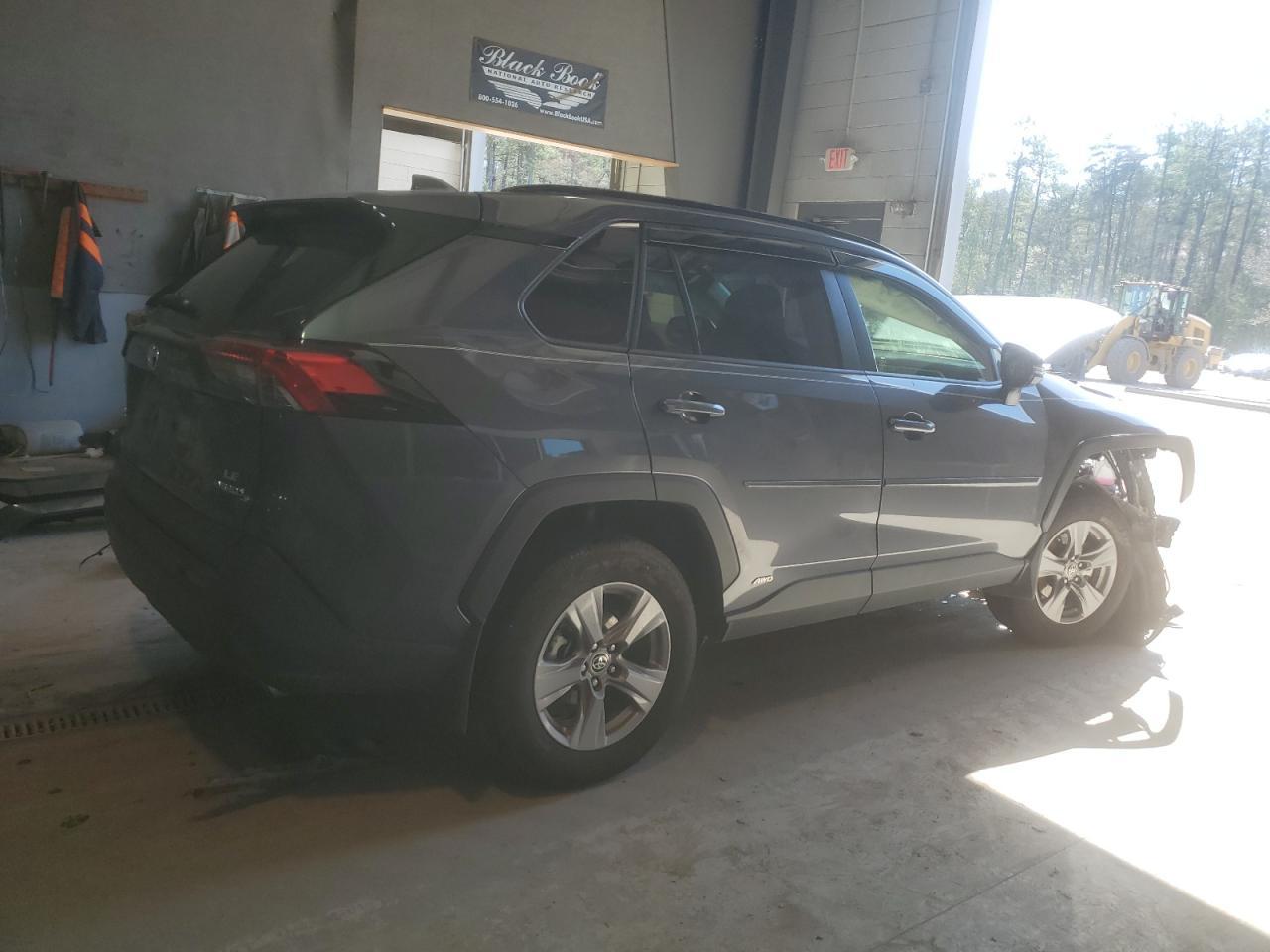 2023 TOYOTA RAV4 LE - Фото 3