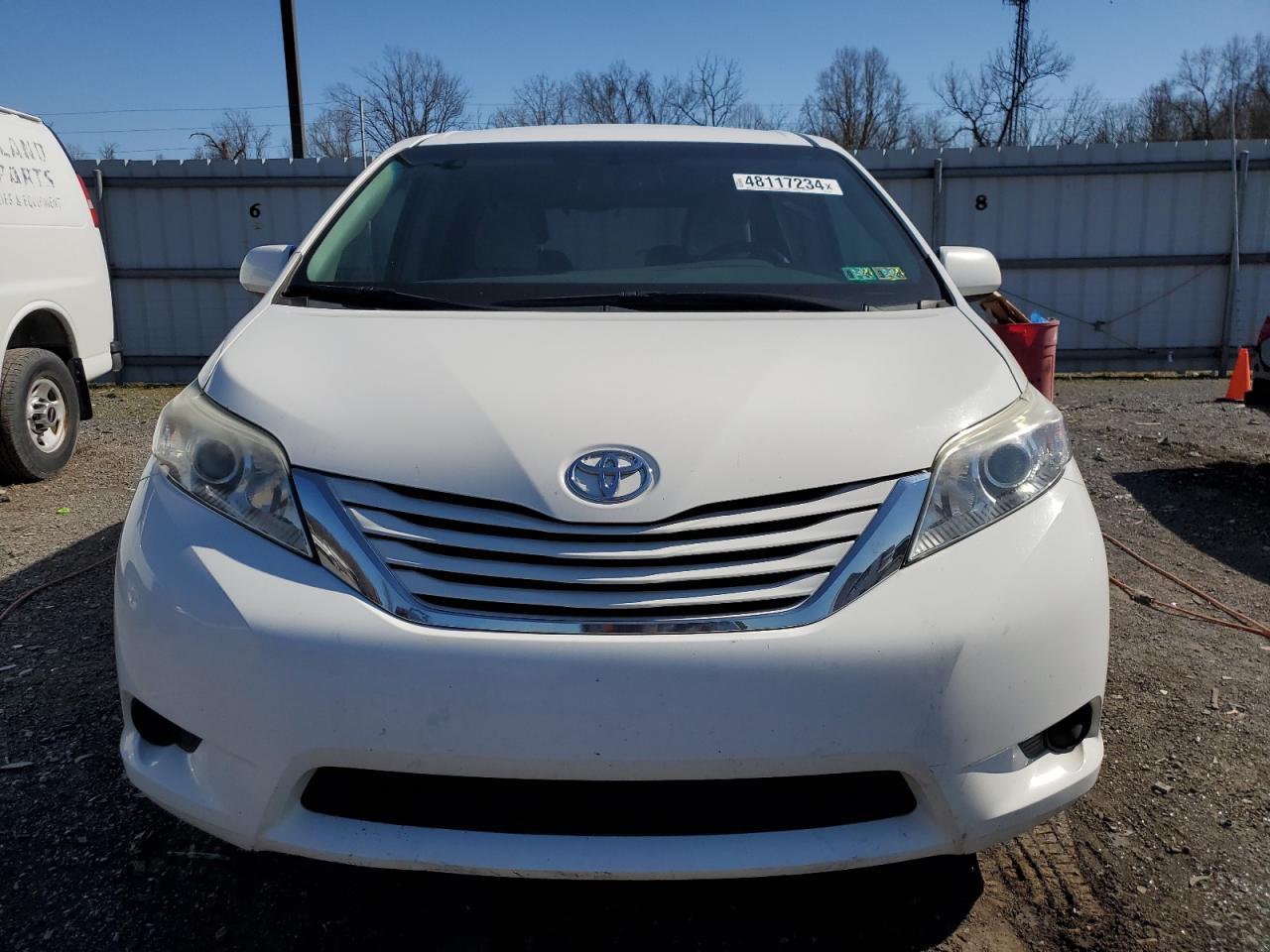 2015 TOYOTA SIENNA LE - Фото 5