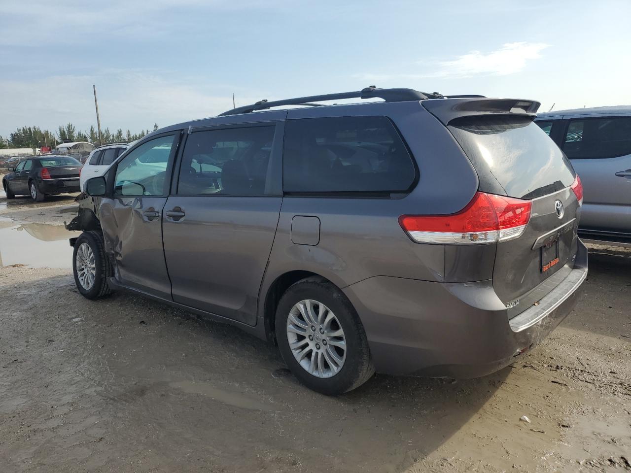 2011 TOYOTA SIENNA XLE - Image 2
