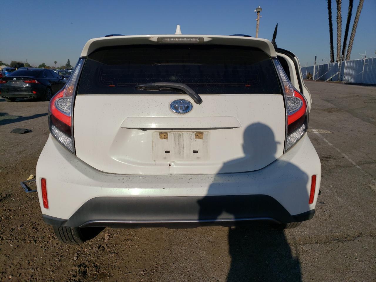 2018 TOYOTA PRIUS C - Image 6