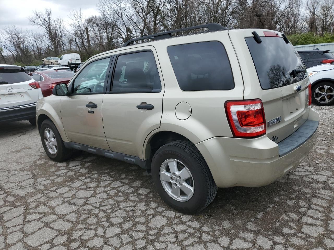 2010 FORD ESCAPE XLT - Image 2
