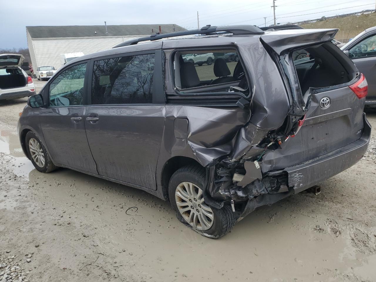 2015 TOYOTA SIENNA XLE - Image 2