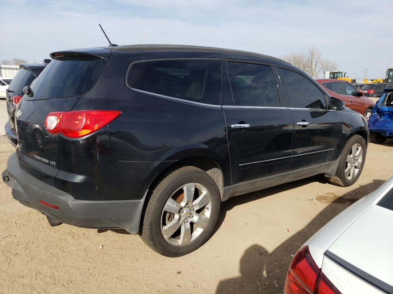 2011 CHEVROLET TRAVERSE L - Фото 3