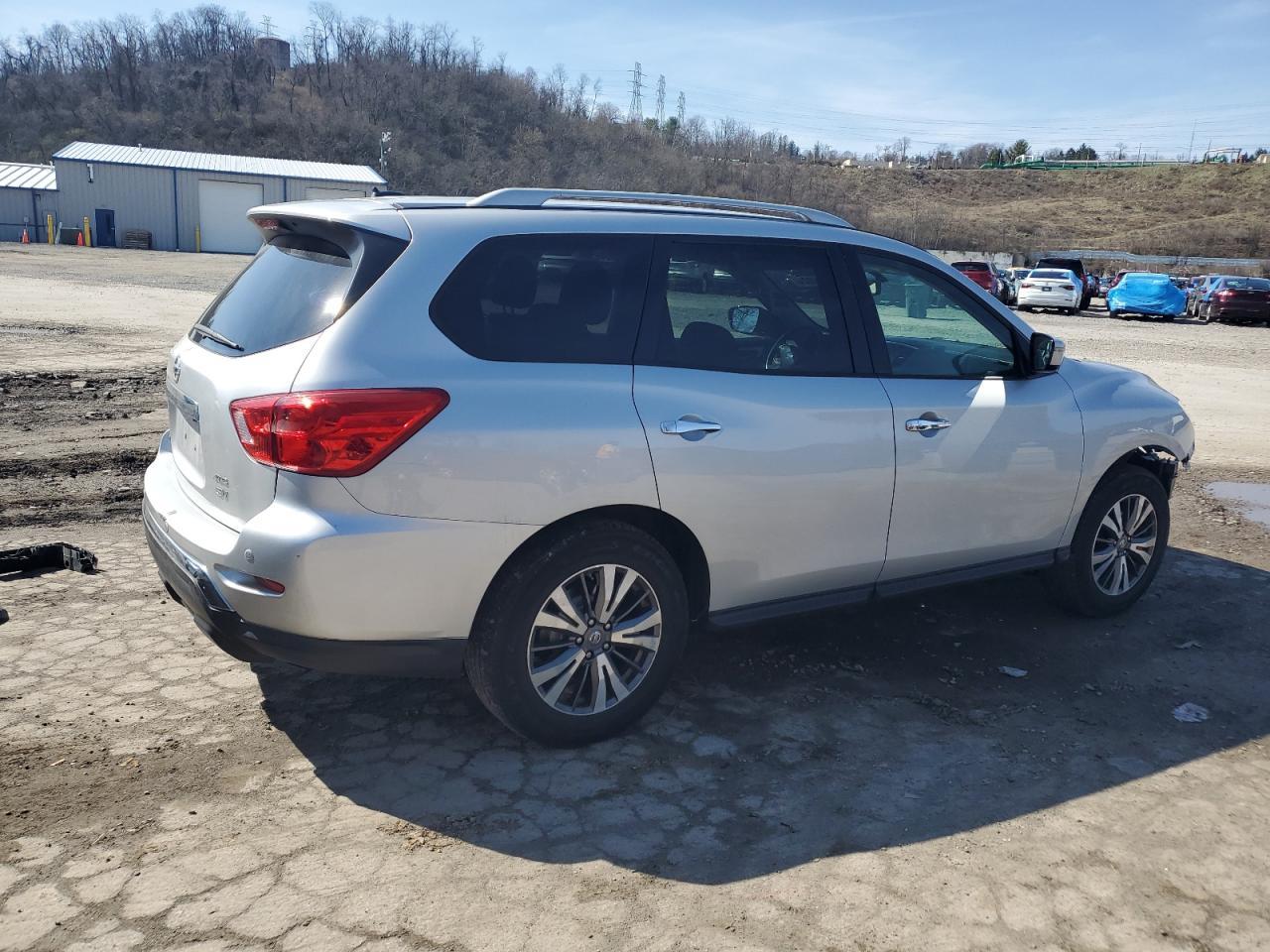 2017 NISSAN PATHFINDER - Фото 3