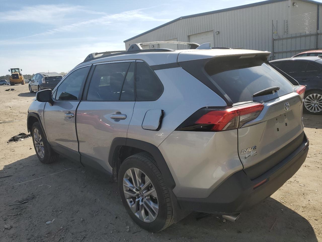 2024 TOYOTA RAV4 XLE P - Фото 2