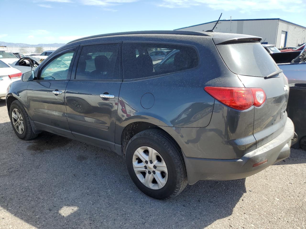 2011 CHEVROLET TRAVERSE L - Image 2