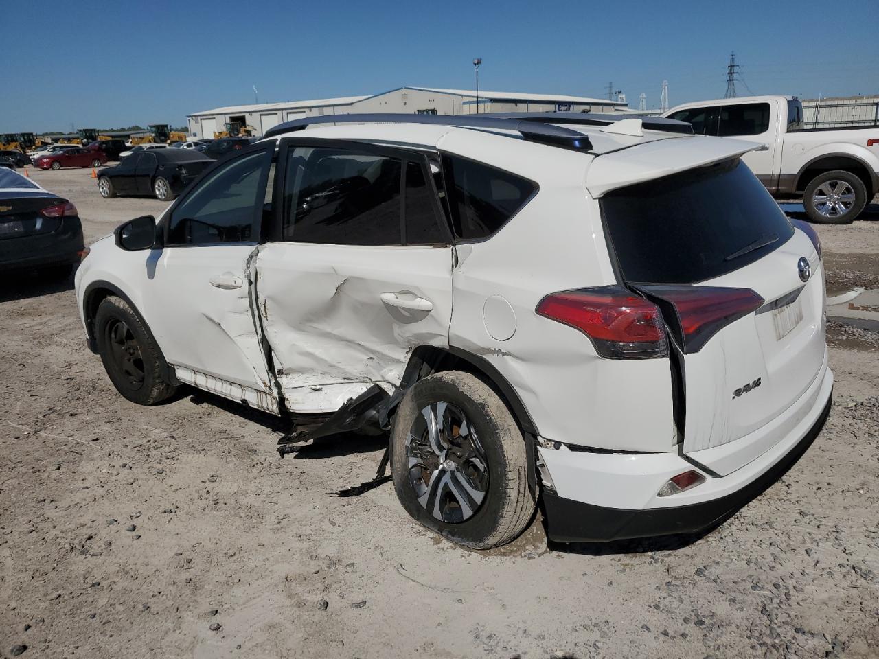 2018 TOYOTA RAV4 LE - Фото 2