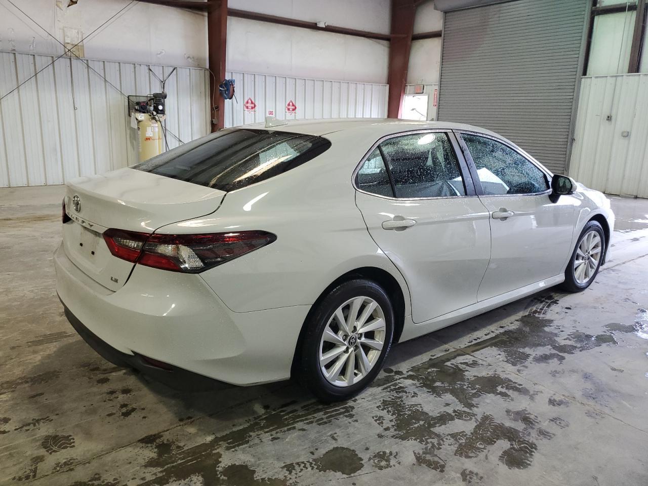 2023 TOYOTA CAMRY LE - Фото 3