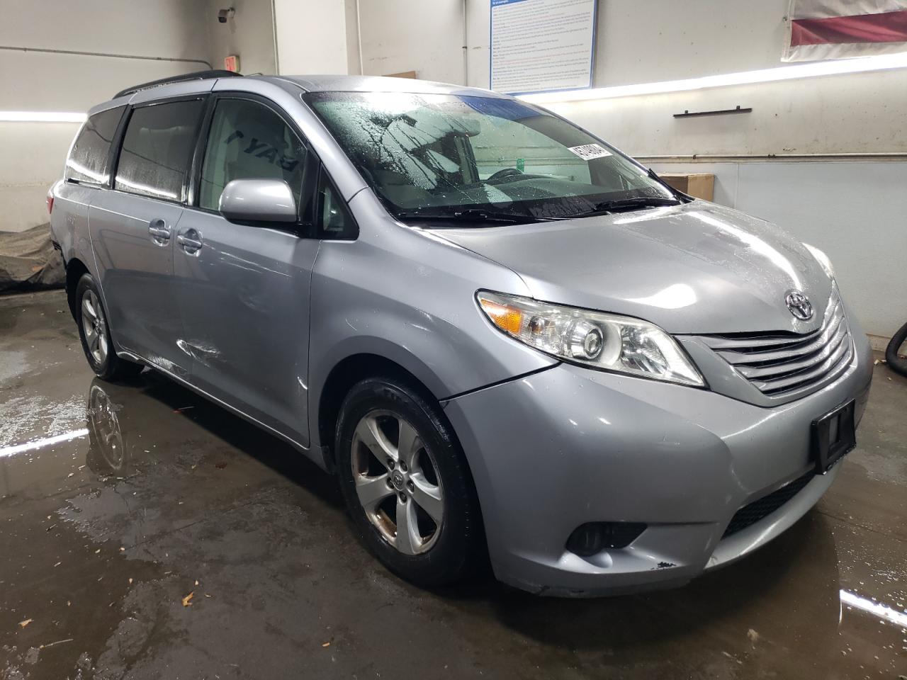 2015 TOYOTA SIENNA LE - Image 4