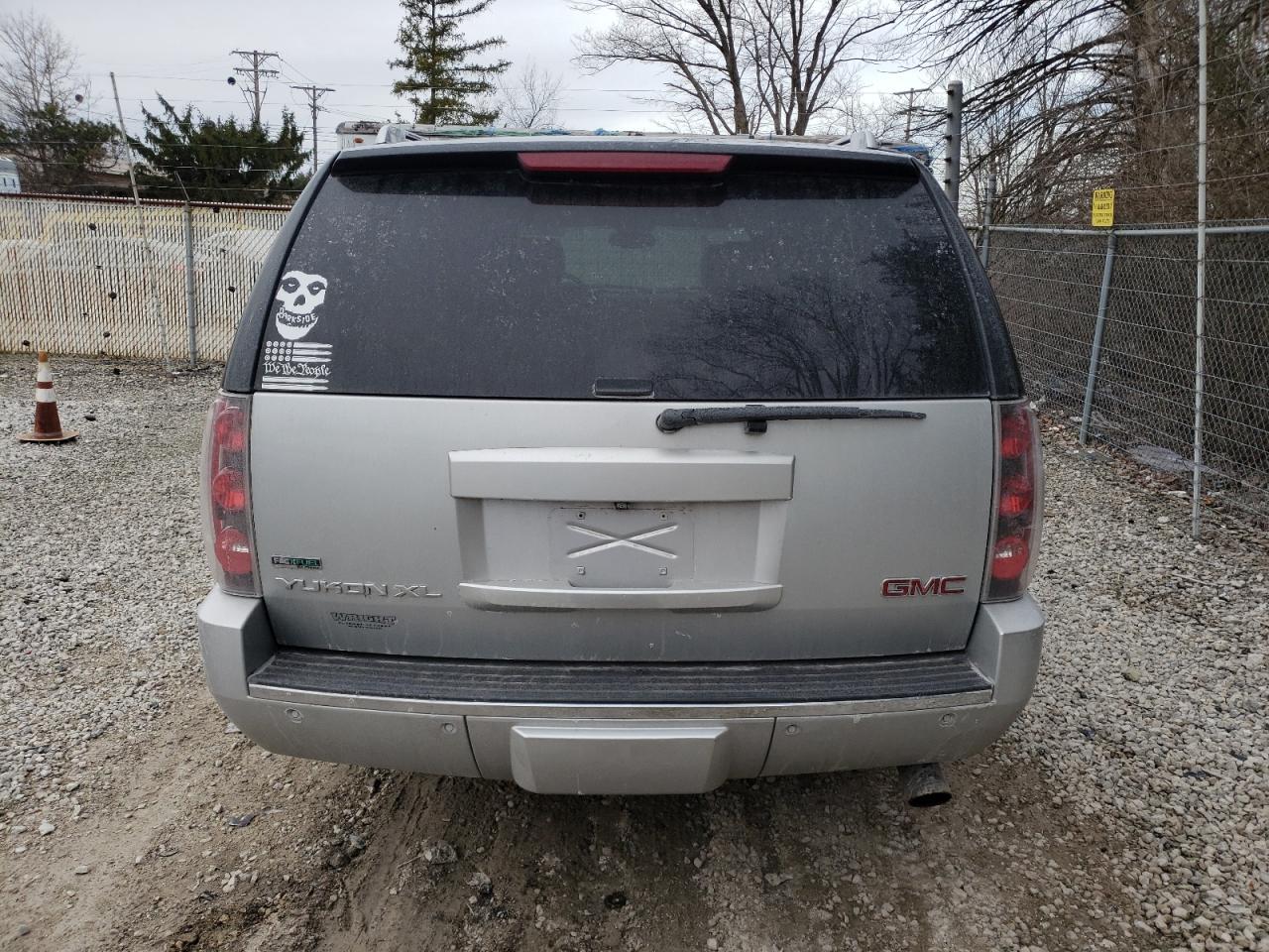 2012 GMC YUKON XL D - Image 6