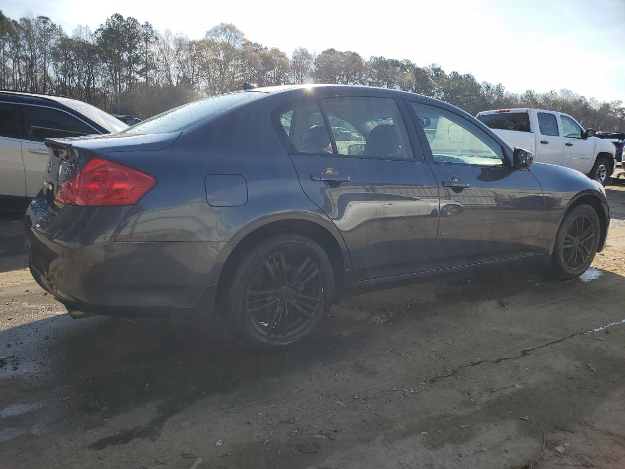 2011 INFINITI G37 - Image 3