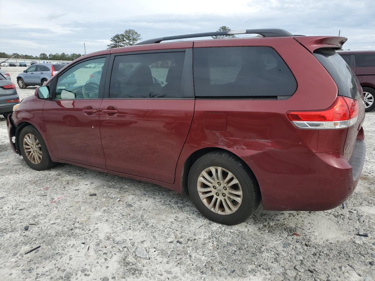 2013 TOYOTA SIENNA XLE - Image 2
